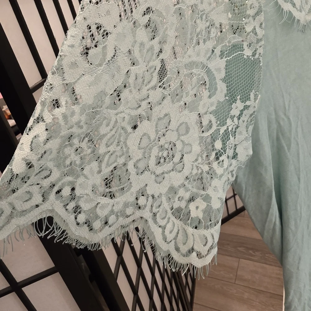 NWOT ANDREE BY UNIT Women's Aqua Lace Trim Top ~ Size Large - Picture 5 of 8